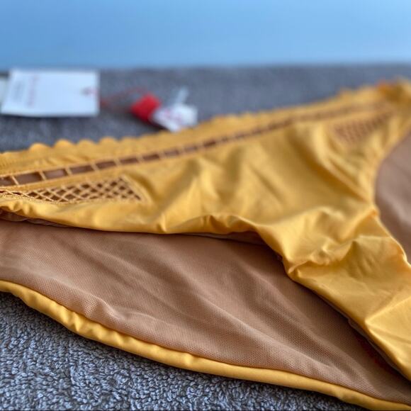 Red Carter scalloped trim Lola bikini bottom - Picture 4 of 9